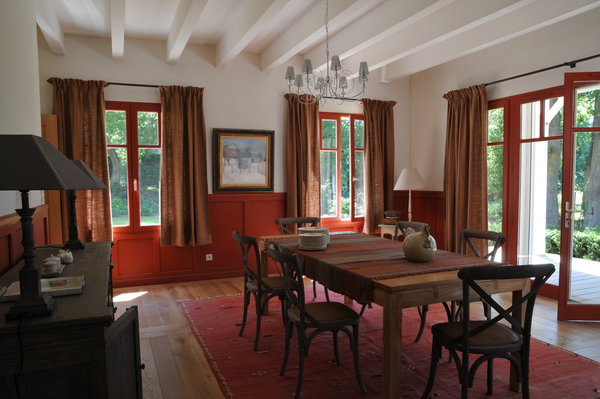 La salle à manger décline des couleurs chaude sur les boiseries à mi-hauteur et sur les tissus irlandais Sequana.