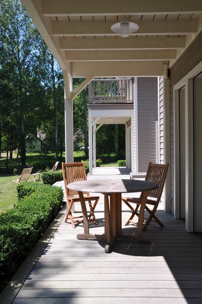 Lumière, volumes, passage du « dedans-dehors », fluidité de l’espace et invention de 2 à 3 « petits plaisirs » qui donnent à la maison son caractère, et la distingue d’une maison standard : de la haute couture plutôt que du prêt-à-porter…