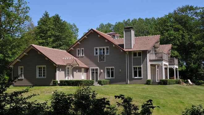 Favorablement tournée vers le sud, les deux pignons de la maison développent les pièces de vie autour d’une forme de « patio ».