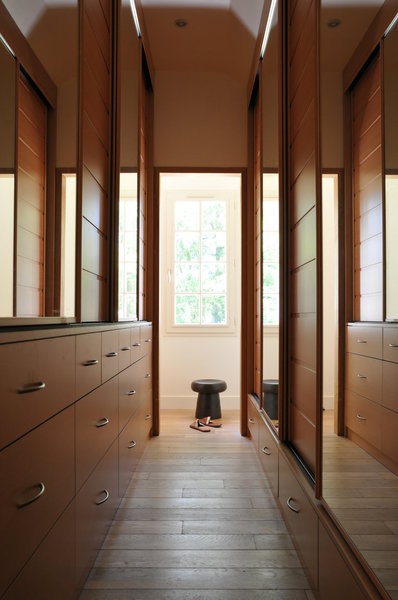 Dressing confortable, pour la suite parentale, accessible des deux côtés.