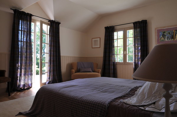 La chambre des maîtres de maison, aux couleurs douces, mais réveillées par les tissus irlandais de Mary Shaw (Sequana). Parquet en chêne naturel.