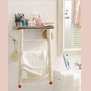 Une étagère originale, réalisée avec un dossier de chaise.