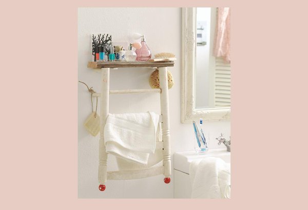 Une étagère originale, réalisée avec un dossier de chaise.