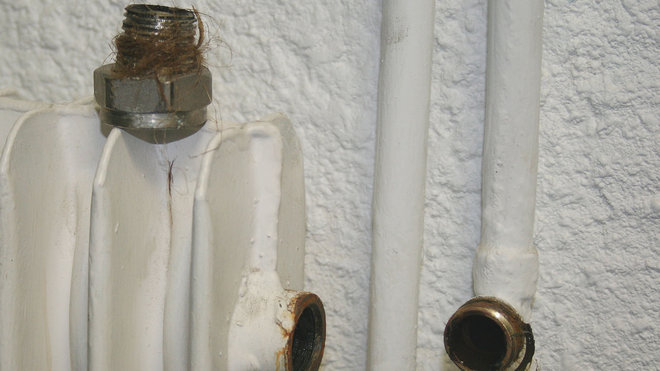 Etape 10 : Les éléments étant démontés, nettoyez l’excédent de filasse ou pâte, avec un chiffon ou une brosse métallique. Etape 10 : Les éléments étant démontés, nettoyez l’excédent de filasse ou pâte, avec un chiffon ou une brosse métallique.