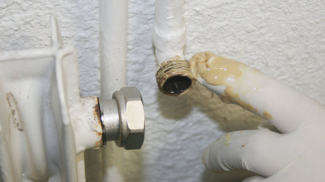 Etape 15 : Badigeonnez le filetage du tube avec une couche de pâte d’étanchéité pour filasse, ou équivalent. Etape 15 : Badigeonnez le filetage du tube avec une couche de pâte d’étanchéité pour filasse, ou équivalent.