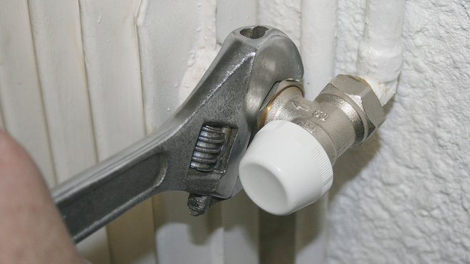 Etape 21 : Finissez le serrage à la clé à molette, l’étanchéité est directement assurée par le raccord. Etape 21 : Finissez le serrage à la clé à molette, l’étanchéité est directement assurée par le raccord.