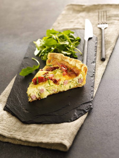 Des tomates confites et un peu de basilic pour une quiche lorraine version italienne.