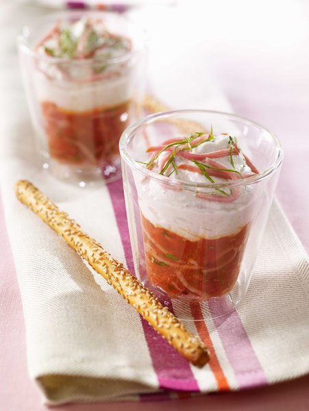 Le jambon râpé surmonte ce tiramisu salé saveur tomate et aubergine.