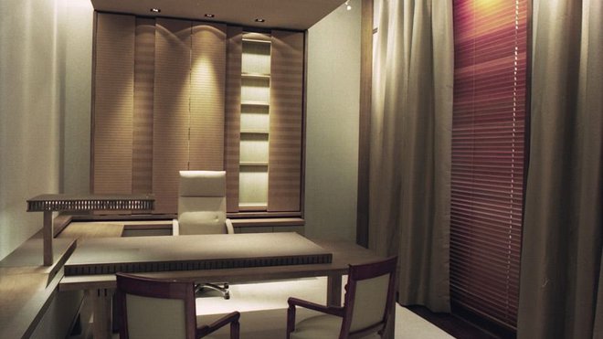 Pour ce bureau de direction parisien, Olivier Chabaud intègre les éléments technologiques dans les éléments structurants, eux mêmes conçus sur mesure en bois raffiné et cuir. La lumière y est douce et tamisée pour une ambiance de travail apaisante.