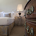 Une chambre prestige, décorée par Guy-Marie Kieffer dans des tons clairs, avec comme pièce maitresse une commode Régence en marqueterie : un appel au repos.