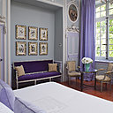 Esprit boudoir pour cette suite junior décorée dans le style Louis XVI et vous fera pénétrer dans un univers apaisant aux tons pastel, dans une élégante déclinaison de mauve.