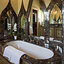 Le marbre sombre, les miroirs, et les tons chauds de cette salle de bains vous donneront l’impression de voyager dans des palais orientaux, à travers le temps.
