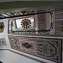 L’envolée d’escalier offre une impression de hauteur, accentuée par les plafonds décorés de grotesques et de motifs d’ornementation restaurés par Mesdames Comtat et Lucquet.
