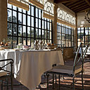 L’orangerie à sol de terres cuites sert d’écrin au petit déjeuner, en appréciant le soleil derrière les grandes verrières.