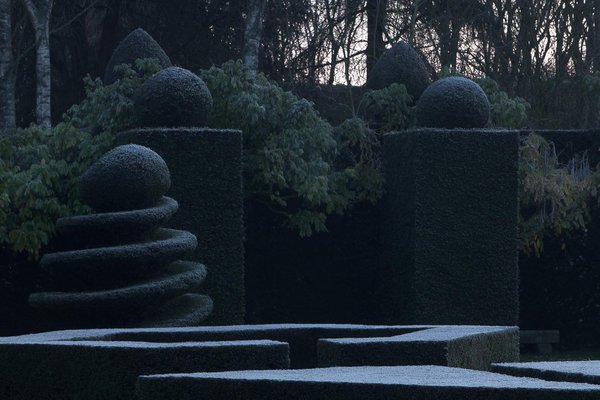 En boules, en cubes, en cônes et même en spirales, les topiaires se déclinent et mettent en valeur les perspectives.