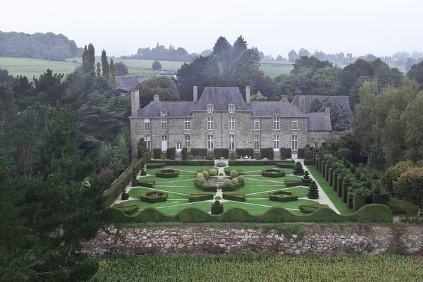 L’austère façade granit du château Louis XIII contraste avec l’originalité du jardin néo-classique, un lieu inspirant où ont séjourné Honoré de Balzac, Alfred de Musset et Victor Hugo