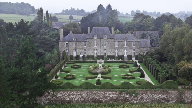 L’austère façade granit du château Louis XIII contraste avec l’originalité du jardin néo-classique, un lieu inspirant où ont séjourné Honoré de Balzac, Alfred de Musset et Victor Hugo