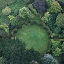 Véritable théâtre de verdure, le jardin de la Ballue est une énigme vivante, un lieu envoûtant qui plonge les visiteurs dans une féérie, dont ils deviennent acteur. Un paysage délicat et ciselé classé « Jardin Remarquable ».