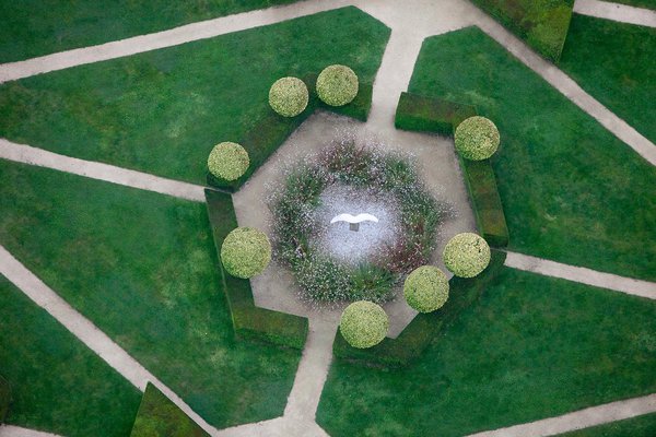 Les architectes Paul Maymont et François-Hebert Stevens ont utilisé la géométrie, les diagonales et la régularité, afin de transformer l’immense parterre en échiquier géant. Celui-ci a été pensé pour être admiré du haut du premier étage de la demeure.