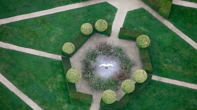 Les architectes Paul Maymont et François-Hebert Stevens ont utilisé la géométrie, les diagonales et la régularité, afin de transformer l’immense parterre en échiquier géant. Celui-ci a été pensé pour être admiré du haut du premier étage de la demeure.