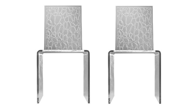 Cette chaise aux lignes contemporaines a un dossier gravé (plusieurs graphismes au choix). En verre acrylique. 650 €. Chaise Sillon. Silov.
