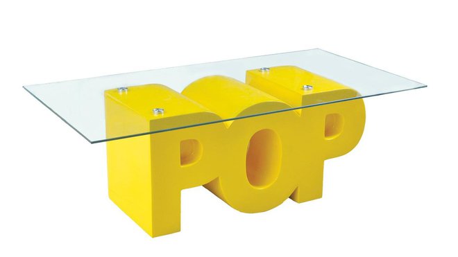 La sobriété du plateau en verre souligne le piétement coloré. 199 €. Table basse Pop. Usine Déco.