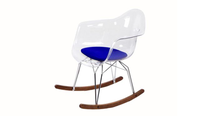 Confortable, ce rocking chair se compose d’une coque résistante en polycarbonate, d’un piétement en acier chromé et de pieds en noyer pour la touche rétro. 279 €. Rocking chair design Vesta. So Dezign.