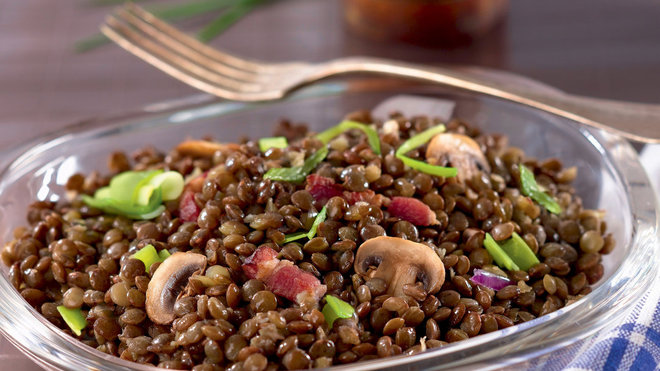 Plat complet pour le soir, une poêlée de lentilles aux poireaux, avec quelques lardons et champignons émincés.