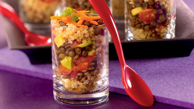Salade de lentilles et quinoa, belle alliance d'une graine et une légumineuse.