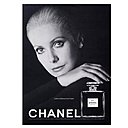 En 1972, Catherine Deneuve devient l’égérie du luxueux et élégant Chanel N°5. Carole Bouquet, Nicole Kidman, Audrey Tautou lui succéderont. Aujourd’hui, Brad Pitt est la première égérie masculine du parfum.