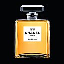 S’il a changé 5 fois de design, le flacon du parfum Chanel N°5,  à la fois brut, minimaliste et précieux, reste universel et reconnaissable entre mille.