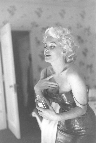 Si elle n’a jamais été une égérie du Chanel N°5, Marylin Monroe a tout de même participé à sa popularité lorsqu’elle a affirmé en porter « une goutte pour dormir ». Cette photo de l’actrice, prise sur le vif avant la première de la pièce de théâtre « Une chatte sur un toit brûlant », participera aussi à la renommée du parfum.