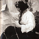 Edmonde Charles-Roux journaliste et écrivain, publie en 1974 « L’irrégulière », une biographie de Gabrielle Chanel, dans laquelle elle retrace les origines de mademoiselle Coco, une orpheline née à Saumur, qui deviendra une femme indépendante et ambitieuse. En 2004, dans « Temps Chanel », la romancière retrace la vie de la créatrice en photos.