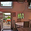 Lien entre l’intérieur et l’extérieur, la cuisine s’ouvre sur une terrasse fleurie… en plein cœur de Paris !