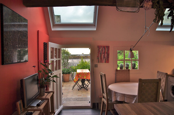 Lien entre l’intérieur et l’extérieur, la cuisine s’ouvre sur une terrasse fleurie… en plein cœur de Paris !