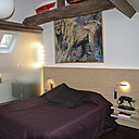 Ultime étape de la visite, la chambre à coucher se trouve au troisième et dernier étage de l’appartement. Chaleureux, ce petit nid donne sur les jardins du quartier de Montmartre.