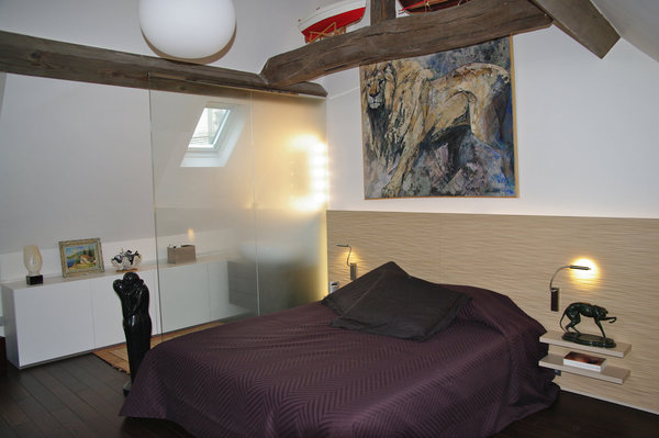 Ultime étape de la visite, la chambre à coucher se trouve au troisième et dernier étage de l’appartement. Chaleureux, ce petit nid donne sur les jardins du quartier de Montmartre.