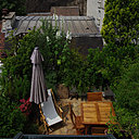 Cet appartement de 100 m² situé en plein cœur de Paris offre à ses propriétaires un petit coin de verdure, à l’abri des regards.