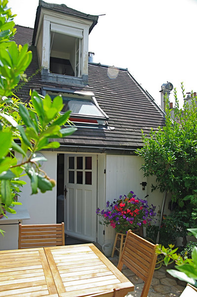 L’agencement met en valeur tous les espaces de ce triplex parisien dont la terrasse donne l’allure d’une maison de campagne.