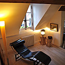 Alliant confort et esthétisme, la chaise longue LC4 crée par le Corbusier à la fin des années 1920, est devenue la pièce maitresse de sa collection LC. Accompagnée des tabourets minimalistes Nagato de Christiant Liaigre, cela donne à la pièce un esprit luxueux, tout en sobriété.