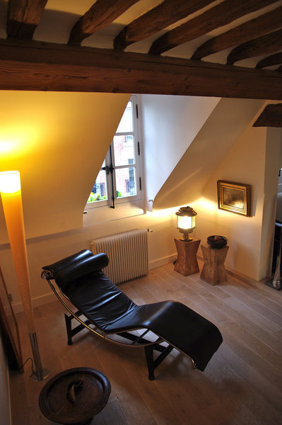 Alliant confort et esthétisme, la chaise longue LC4 crée par le Corbusier à la fin des années 1920, est devenue la pièce maitresse de sa collection LC. Accompagnée des tabourets minimalistes Nagato de Christiant Liaigre, cela donne à la pièce un esprit luxueux, tout en sobriété.