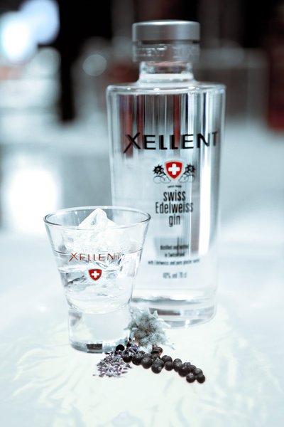 A base de fleurs d’edelweiss et de vodka suisse, Xellent est un nouveau gin qui révèle de délicats arômes herbacés.