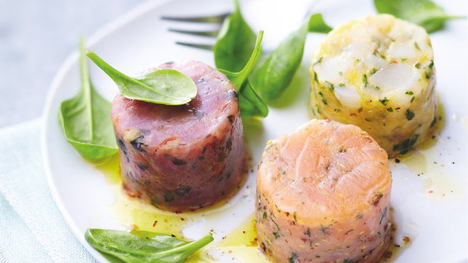 Un trio de mini tartares de la mer signé Picard… Noix de Saint-Jacques sucrée-salée, saumon et thon assaisonnés, se retrouvent pour de délicieuses mises en bouche. Un trio de mini tartares de la mer signé Picard… Noix de Saint-Jacques sucrée-salée, saumon et thon assaisonnés, se retrouvent pour de délicieuses mises en bouche.