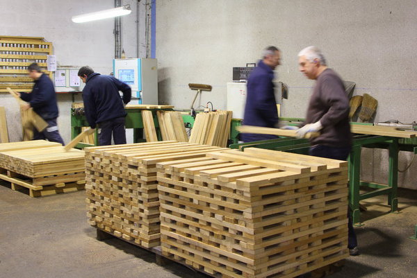 L'empilage des planchettes prédécoupées, les merrains, à claire voie.