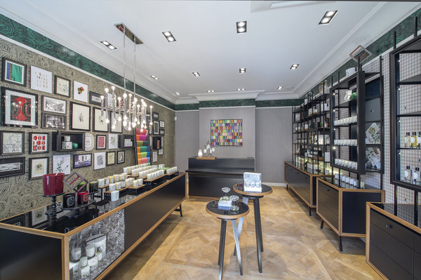 Parfumeur d’intérieur réputé dans le monde entier, Dyptique trouve naturellement sa place dans la Cour des Senteurs de Versailles, en proposant un choix raffiné de 50 odeurs différentes.