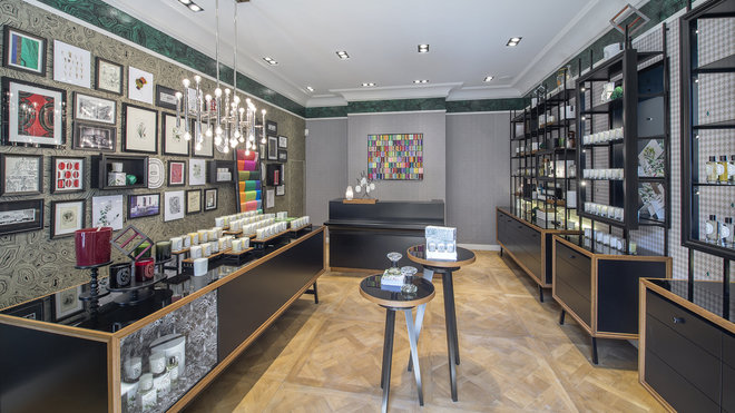 Parfumeur d’intérieur réputé dans le monde entier, Dyptique trouve naturellement sa place dans la Cour des Senteurs de Versailles, en proposant un choix raffiné de 50 odeurs différentes. Parfumeur d’intérieur réputé dans le monde entier, Dyptique trouve naturellement sa place dans la Cour des Senteurs de Versailles, en proposant un choix raffiné de 50 odeurs différentes.