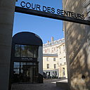 Prolongez votre visite de Versailles avec une expérience sensorielle dans la Cour des Senteurs qui accueillent un jardin de senteur, un passage végétal et des enseignes luxueuses qui exalteront vos sens.