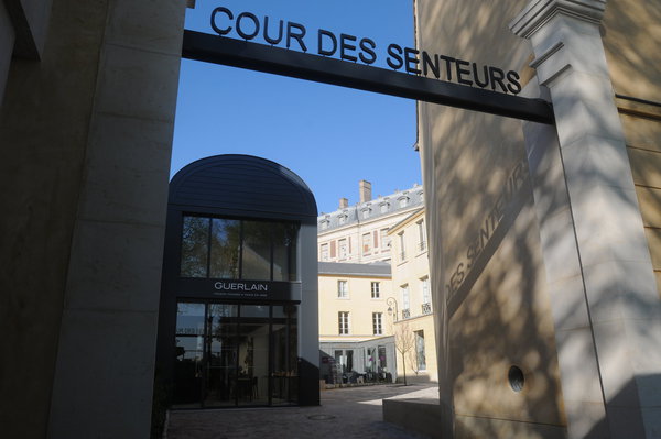 Prolongez votre visite de Versailles avec une expérience sensorielle dans la Cour des Senteurs qui accueillent un jardin de senteur, un passage végétal et des enseignes luxueuses qui exalteront vos sens.