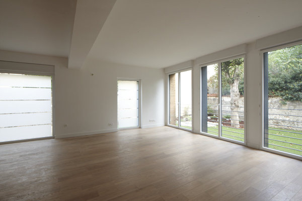 Au rez-de-chaussée de chacune des maisons, une grande pièce ouverte et lumineuse, où il a fallu aussi créer et recréer des ouvertures, des portes fenêtres. Un petit balcon offre une ouverture sur le salon et surplombe le jardin.