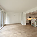 Le bâtiment à mono-façade a été optimisé au point de vue de ses ouvertures, avec la création d’une faille verticale au niveau de l’escalier. La lumière pénètre aussi à l’intérieur, grâce à la mise en place de Velux, côté arrière.